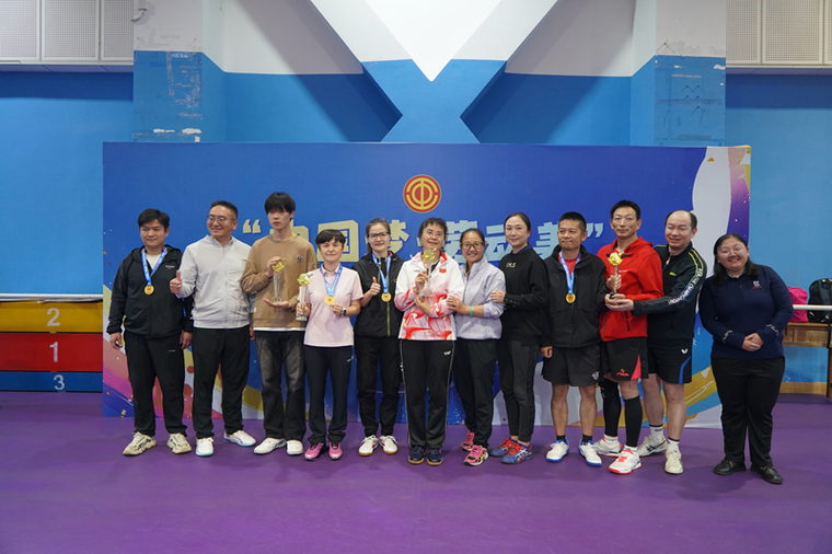 将把赛场上, 时而奋力扣 将把赛场上, 时而奋力扣